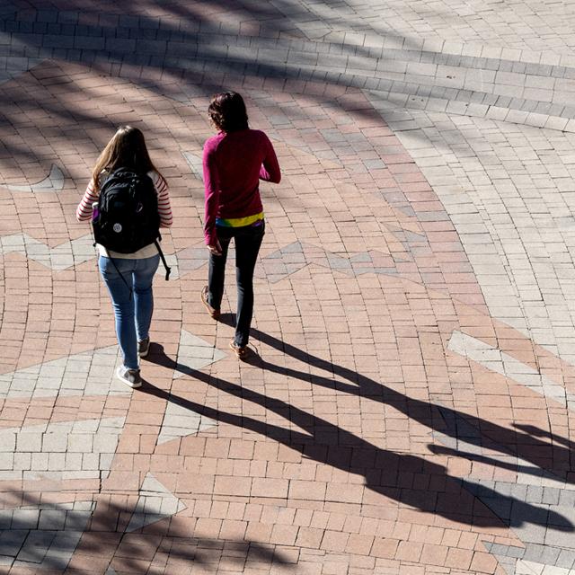 两个女学生在公共场所投下了长长的阴影
